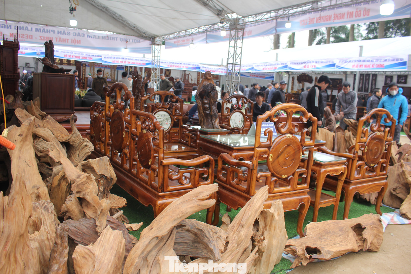 Được biết, triển lãm lần này có tới 60 gian hàng với hàng trăm sản phẩm đồ gỗ mỹ nghệ đặc sắc, nhiều sản phẩm đạt giải cao tại các cuộc thi của cả nước và thành phố; có trên 500 tác phẩm cây cảnh, cây bon sai và trên 40 sản phẩm xe đạp cổ, cùng nhiều sản phẩm dịch vụ khác của các nghệ nhân giỏi, các nghệ nhân được Nhà nước công nhận, các hộ sản xuất, kinh doanh tiêu biểu trong và ngoài nước… Được biết, triển lãm lần này có tới 60 gian hàng với hàng trăm sản phẩm đồ gỗ mỹ nghệ đặc sắc, nhiều sản phẩm đạt giải cao tại các cuộc thi của cả nước và thành phố; có trên 500 tác phẩm cây cảnh, cây bon sai và trên 40 sản phẩm xe đạp cổ, cùng nhiều sản phẩm dịch vụ khác của các nghệ nhân giỏi, các nghệ nhân được Nhà nước công nhận, các hộ sản xuất, kinh doanh tiêu biểu trong và ngoài nước…