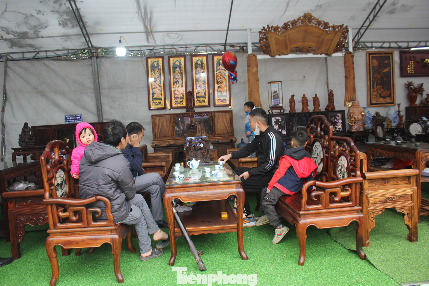 Cách trung tâm Thủ đô Hà Nội khoảng 35km, Canh Nậu được biết đến là một trong những làng nghề mộc truyền thống tiêu biểu ở huyện Thạch Thất, với các sản phẩm bằng bằng gỗ nổi tiếng như đồ thờ, đồ nội thất gia đình, đồ gỗ thủ công mỹ nghệ, đồ giả cổ, sập gụ, tủ chè, tranh gỗ,… Cách trung tâm Thủ đô Hà Nội khoảng 35km, Canh Nậu được biết đến là một trong những làng nghề mộc truyền thống tiêu biểu ở huyện Thạch Thất, với các sản phẩm bằng bằng gỗ nổi tiếng như đồ thờ, đồ nội thất gia đình, đồ gỗ thủ công mỹ nghệ, đồ giả cổ, sập gụ, tủ chè, tranh gỗ,…