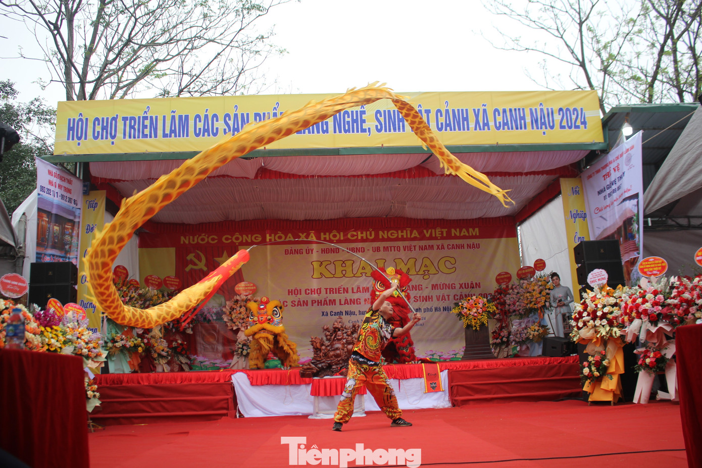 Để giới thiệu rộng rãi các sản phẩm của làng nghề mộc Canh Nậu đến bạn bè gần xa, ngày 2/3, UBND xã Canh Nậu, huyện Thạch Thất đã khai mạc Hội chợ Triển lãm giới thiệu các sản phẩm làng nghề mộc, sinh vật cảnh 2024 trong 10 ngày tại Khu trung tâm sân vận động Trung tâm Văn hóa – Thông tin và Thể thao xã. Để giới thiệu rộng rãi các sản phẩm của làng nghề mộc Canh Nậu đến bạn bè gần xa, ngày 2/3, UBND xã Canh Nậu, huyện Thạch Thất đã khai mạc Hội chợ Triển lãm giới thiệu các sản phẩm làng nghề mộc, sinh vật cảnh 2024 trong 10 ngày tại Khu trung tâm sân vận động Trung tâm Văn hóa – Thông tin và Thể thao xã.