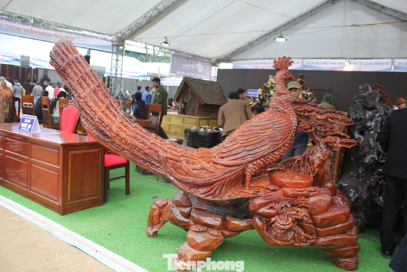 Có thể thấy, các sản phẩm đồ gỗ của làng nghề mộc Canh Nậu chủ yếu sử dụng gỗ tự nhiên như gụ, hương, sồi, tần bì, ngọc am, mun… Làm khuôn cửa cầu thang thường được sử dụng gỗ lim Lào, lim Nam Phi, gỗ gõ. Có thể thấy, các sản phẩm đồ gỗ của làng nghề mộc Canh Nậu chủ yếu sử dụng gỗ tự nhiên như gụ, hương, sồi, tần bì, ngọc am, mun… Làm khuôn cửa cầu thang thường được sử dụng gỗ lim Lào, lim Nam Phi, gỗ gõ.