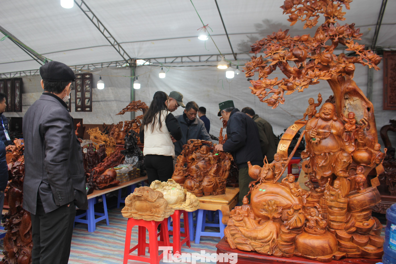 Ngoài ra, Hội chợ còn tạo cơ hội cho các doanh nghiệp, hợp tác xã sản xuất, kinh doanh, các nghệ nhân, hộ sản xuất kinh doanh làng nghề trong và ngoài Huyện được gặp gỡ, trao đổi, chia sẻ kinh nghiệm, giới thiệu các tác phẩm sinh vật cảnh, nông sản phẩm hàng hoá tiêu biểu, các thiết bị, công nghệ tiên tiến, hiện đại phục vụ hoạt động quản lý, sản xuất, kinh doanh, tạo cầu nối liên kết sản xuất, tiêu thụ sản phẩm hàng hoá, sản phẩm làng nghề… Ngoài ra, Hội chợ còn tạo cơ hội cho các doanh nghiệp, hợp tác xã sản xuất, kinh doanh, các nghệ nhân, hộ sản xuất kinh doanh làng nghề trong và ngoài Huyện được gặp gỡ, trao đổi, chia sẻ kinh nghiệm, giới thiệu các tác phẩm sinh vật cảnh, nông sản phẩm hàng hoá tiêu biểu, các thiết bị, công nghệ tiên tiến, hiện đại phục vụ hoạt động quản lý, sản xuất, kinh doanh, tạo cầu nối liên kết sản xuất, tiêu thụ sản phẩm hàng hoá, sản phẩm làng nghề…