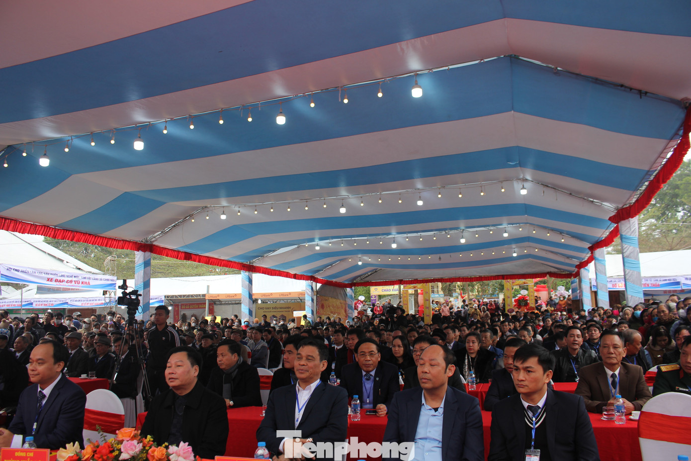 Để giới thiệu rộng rãi các sản phẩm của làng nghề mộc Canh Nậu đến bạn bè gần xa, ngày 2/3, UBND xã Canh Nậu, huyện Thạch Thất đã khai mạc Hội chợ Triển lãm giới thiệu các sản phẩm làng nghề mộc, sinh vật cảnh 2024 trong 10 ngày tại Khu trung tâm sân vận động Trung tâm Văn hóa – Thông tin và Thể thao xã. Để giới thiệu rộng rãi các sản phẩm của làng nghề mộc Canh Nậu đến bạn bè gần xa, ngày 2/3, UBND xã Canh Nậu, huyện Thạch Thất đã khai mạc Hội chợ Triển lãm giới thiệu các sản phẩm làng nghề mộc, sinh vật cảnh 2024 trong 10 ngày tại Khu trung tâm sân vận động Trung tâm Văn hóa – Thông tin và Thể thao xã.