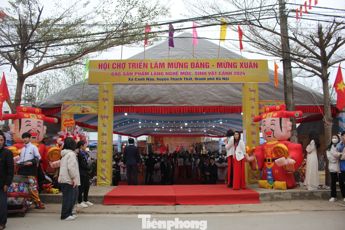 Cách trung tâm Thủ đô Hà Nội khoảng 35km, Canh Nậu được biết đến là một trong những làng nghề mộc truyền thống tiêu biểu ở huyện Thạch Thất, với các sản phẩm bằng bằng gỗ nổi tiếng như đồ thờ, đồ nội thất gia đình, đồ gỗ thủ công mỹ nghệ, đồ giả cổ, sập gụ, tủ chè, tranh gỗ,… Cách trung tâm Thủ đô Hà Nội khoảng 35km, Canh Nậu được biết đến là một trong những làng nghề mộc truyền thống tiêu biểu ở huyện Thạch Thất, với các sản phẩm bằng bằng gỗ nổi tiếng như đồ thờ, đồ nội thất gia đình, đồ gỗ thủ công mỹ nghệ, đồ giả cổ, sập gụ, tủ chè, tranh gỗ,…