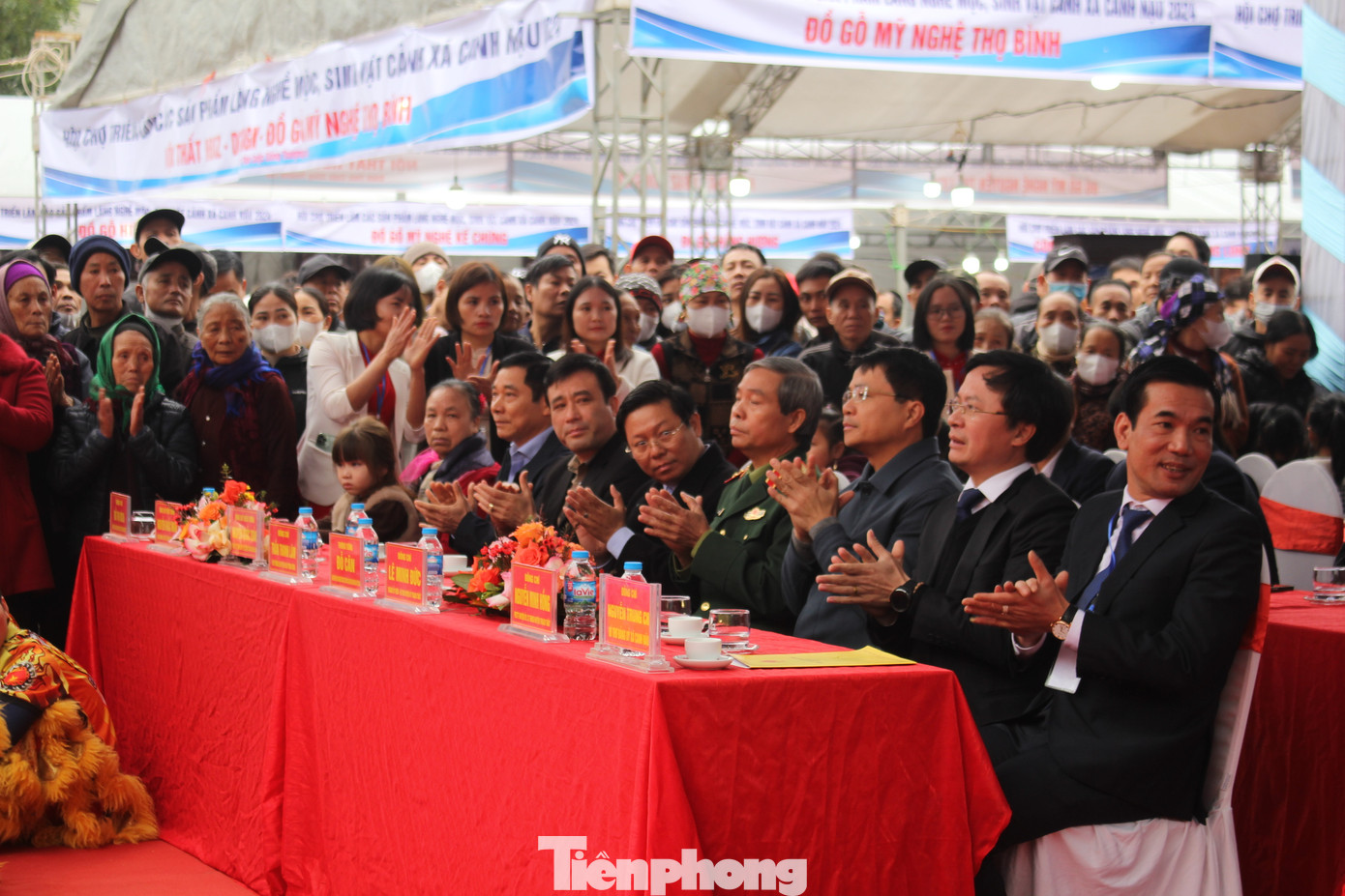 Lễ khai mạc triển lãm lần này có sự tham dự của đồng chí Trần Thanh Lâm, Phó trưởng ban Ban Tuyên giáo Trung Ương; đại diện lãnh đạo Đảng ủy, UBND huyện Thạch Thất; đại diện lãnh đạo UBND huyện Mỹ Đức; lãnh đạo Đảng ủy, UBND, các đoàn thể nhân dân xã Canh Nậu, huyện Thạch Thất. Lễ khai mạc triển lãm lần này có sự tham dự của đồng chí Trần Thanh Lâm, Phó trưởng ban Ban Tuyên giáo Trung Ương; đại diện lãnh đạo Đảng ủy, UBND huyện Thạch Thất; đại diện lãnh đạo UBND huyện Mỹ Đức; lãnh đạo Đảng ủy, UBND, các đoàn thể nhân dân xã Canh Nậu, huyện Thạch Thất.