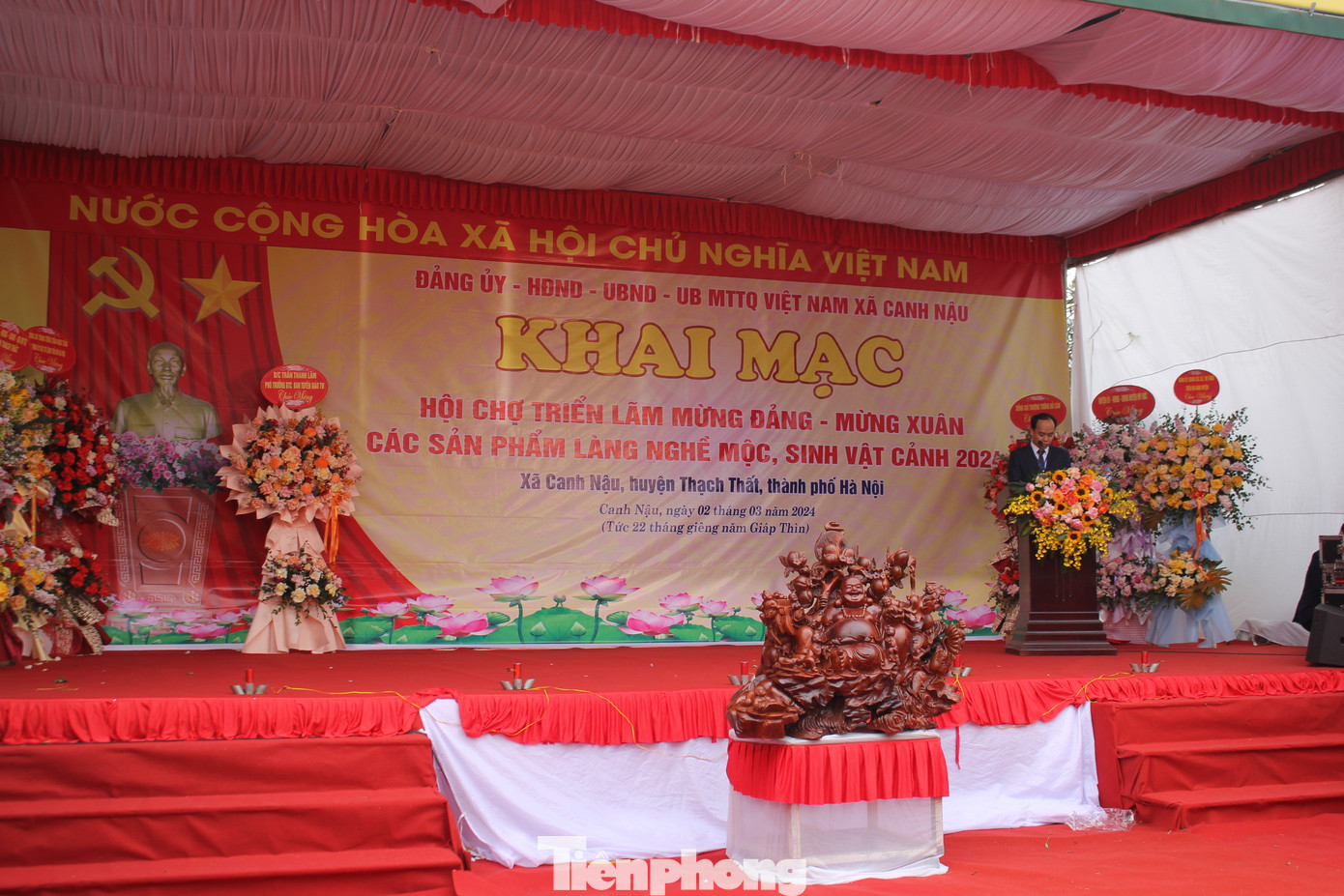 Cũng trong lễ khai mạc Triển lãm hôm nay, UBND xã Canh Nậu đã công bố quyết định của UBND huyện Thạch Thất cho phép thành lập Hội gỗ mỹ nghệ Canh Nậu. Sự ra đời của Hội Gỗ mỹ nghệ Canh Nậu được kỳ vọng sẽ giúp cho nghề làm đồ gỗ truyền thống của xã Canh Nậu ngày càng phát triển! Cũng trong lễ khai mạc Triển lãm hôm nay, UBND xã Canh Nậu đã công bố quyết định của UBND huyện Thạch Thất cho phép thành lập Hội gỗ mỹ nghệ Canh Nậu. Sự ra đời của Hội Gỗ mỹ nghệ Canh Nậu được kỳ vọng sẽ giúp cho nghề làm đồ gỗ truyền thống của xã Canh Nậu ngày càng phát triển!