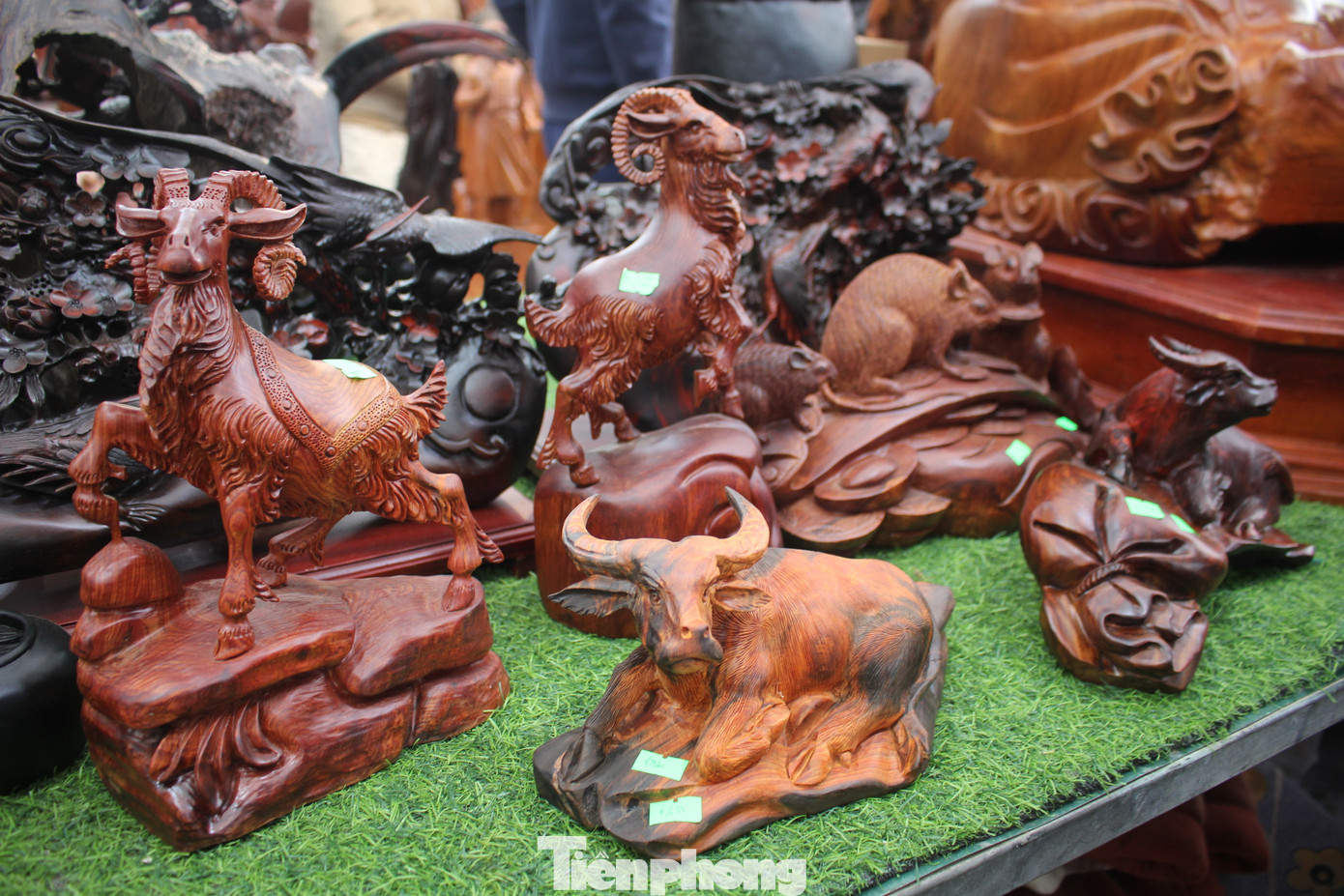 Tượng con giống phong thủy bằng gỗ tại triển lãm. Tượng con giống phong thủy bằng gỗ tại triển lãm.