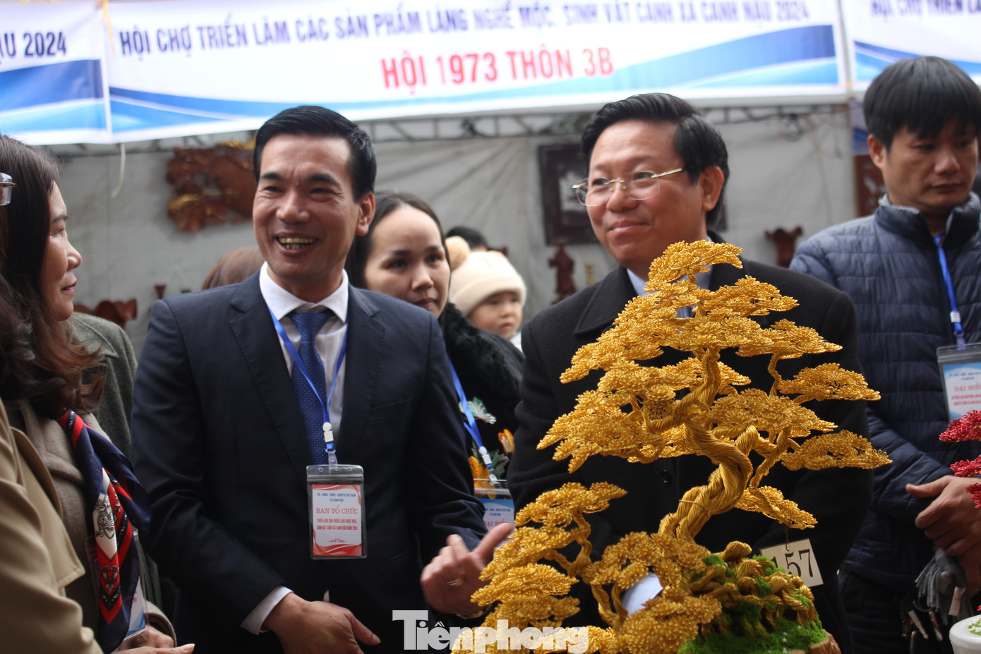 Lễ khai mạc triển lãm lần này có sự tham dự của đồng chí Trần Thanh Lâm, Phó trưởng ban Ban Tuyên giáo Trung Ương; đại diện lãnh đạo Đảng ủy, UBND huyện Thạch Thất; đại diện lãnh đạo UBND huyện Mỹ Đức; lãnh đạo Đảng ủy, UBND, các đoàn thể nhân dân xã Canh Nậu, huyện Thạch Thất. Lễ khai mạc triển lãm lần này có sự tham dự của đồng chí Trần Thanh Lâm, Phó trưởng ban Ban Tuyên giáo Trung Ương; đại diện lãnh đạo Đảng ủy, UBND huyện Thạch Thất; đại diện lãnh đạo UBND huyện Mỹ Đức; lãnh đạo Đảng ủy, UBND, các đoàn thể nhân dân xã Canh Nậu, huyện Thạch Thất.