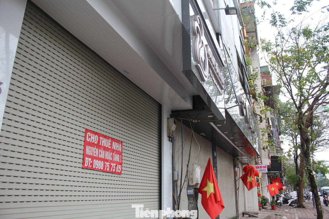 Chia sẻ với Tiền Phong, chị Vũ Thanh Phương (32 tuổi, Triều Khúc, Thanh Xuân) cho biết, sau đại dịch COVID -19, thói quen mua sắm của người dân đã thay đổi, họ chuyển từ hình thức offline sang online. Đồng thời, sự lên ngôi và kích cầu của các sàn thương mại điện tử đã khiến thị trường bán lẻ bị mất dần vị thế, trong đó phân khúc thời trang, mỹ phẩm chịu ảnh hưởng nặng nề nhất.