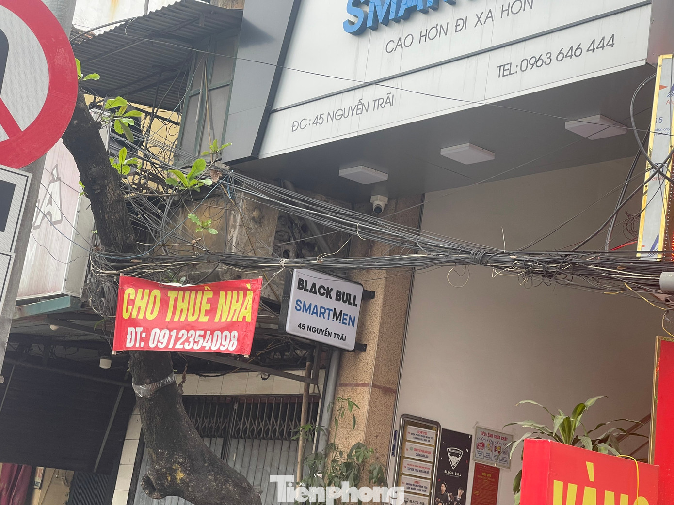 Phần lớn những mặt bằng đang treo biển sang nhượng trước đây vốn là cửa hàng kinh doanh thời trang, mỹ phẩm, đồ uống,…