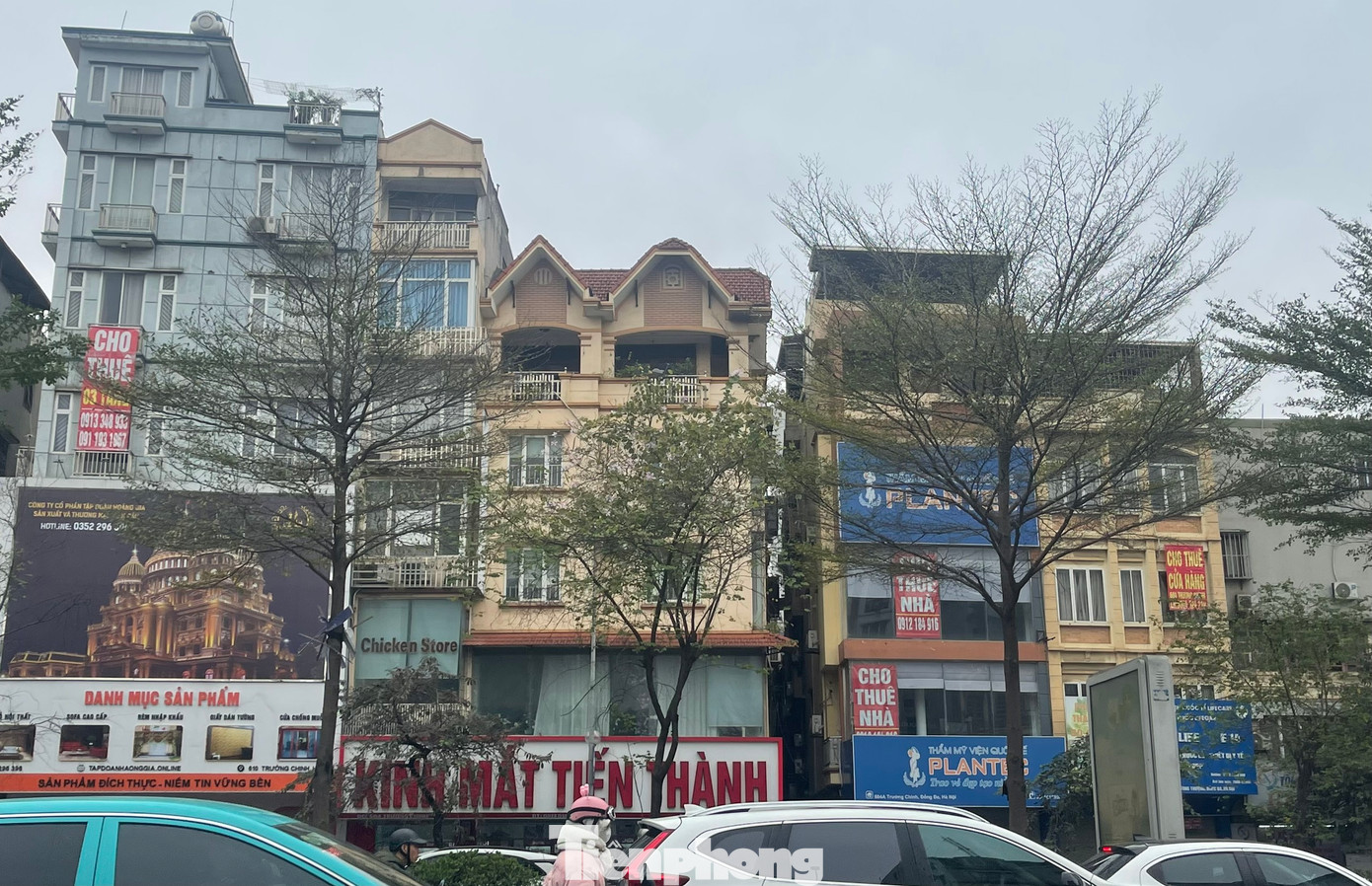 Ghi nhận thực tế trên các tuyến phố lớn như Hàng Bông, Trường Chinh, Giải Phóng, Nguyễn Trãi,… cứ vài chục mét lại xuất hiện một biển cho thuê nhà, sang nhượng cửa hàng.