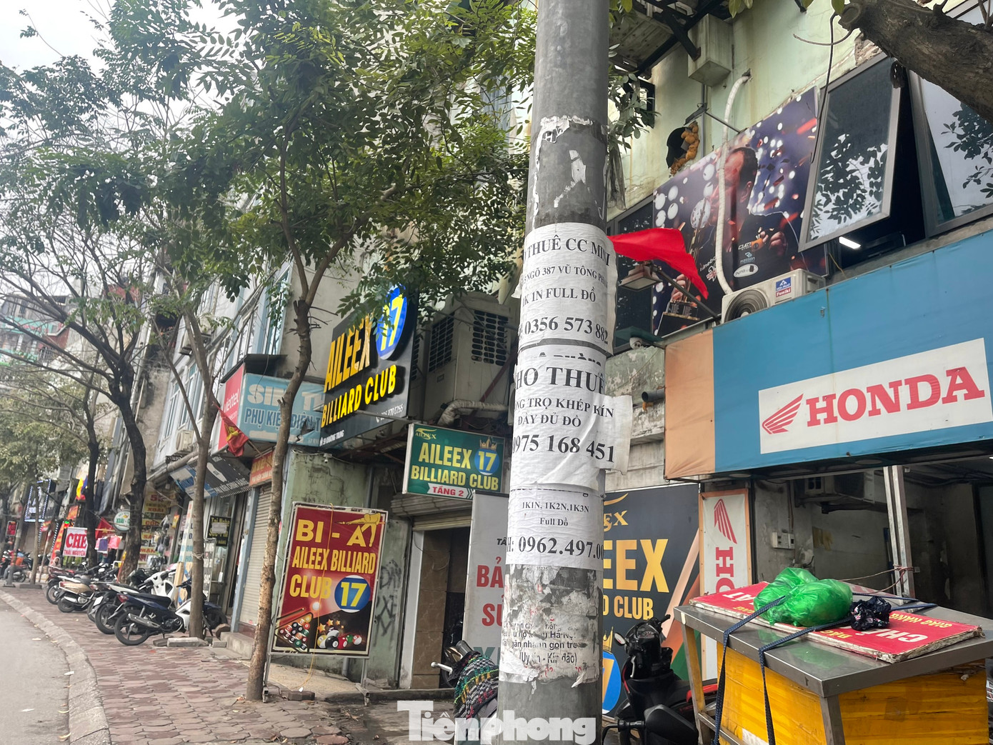 Sang nhượng lại mặt bằng, cho thuê cửa hàng, cho thuê nhà,… là những tấm biển mà ai ai cũng dễ dàng bắt gặp trên hầu hết tuyến phố vốn được coi là đắc địa và sầm uất bậc nhất Hà Nội sau Tết.