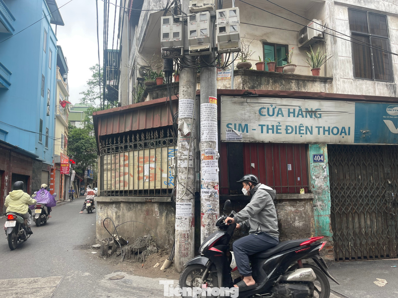 Ở góc độ khách hàng, chị Thanh Phương và nhiều người bày tỏ, nếu các chủ mặt bằng không chịu giảm giá cho thuê, tăng thời gian thanh toán tiền thuê nhà thì thời gian tới sẽ còn nhiều mặt bằng bị trả nữa...