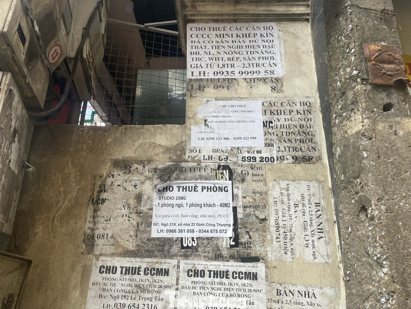 Ở góc độ khách hàng, chị Thanh Phương và nhiều người bày tỏ, nếu các chủ mặt bằng không chịu giảm giá cho thuê, tăng thời gian thanh toán tiền thuê nhà thì thời gian tới sẽ còn nhiều mặt bằng bị trả nữa...