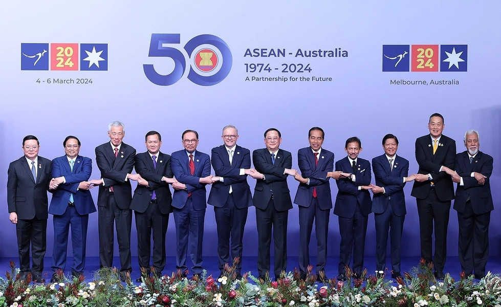 Thủ tướng Australia Anthony Albanese, Thủ tướng Phạm Minh Chính cùng các Trưởng đoàn và Tổng Thư ký ASEAN Kao Kim Hourn chụp ảnh chung. (Ảnh: Dương Giang/TTXVN).