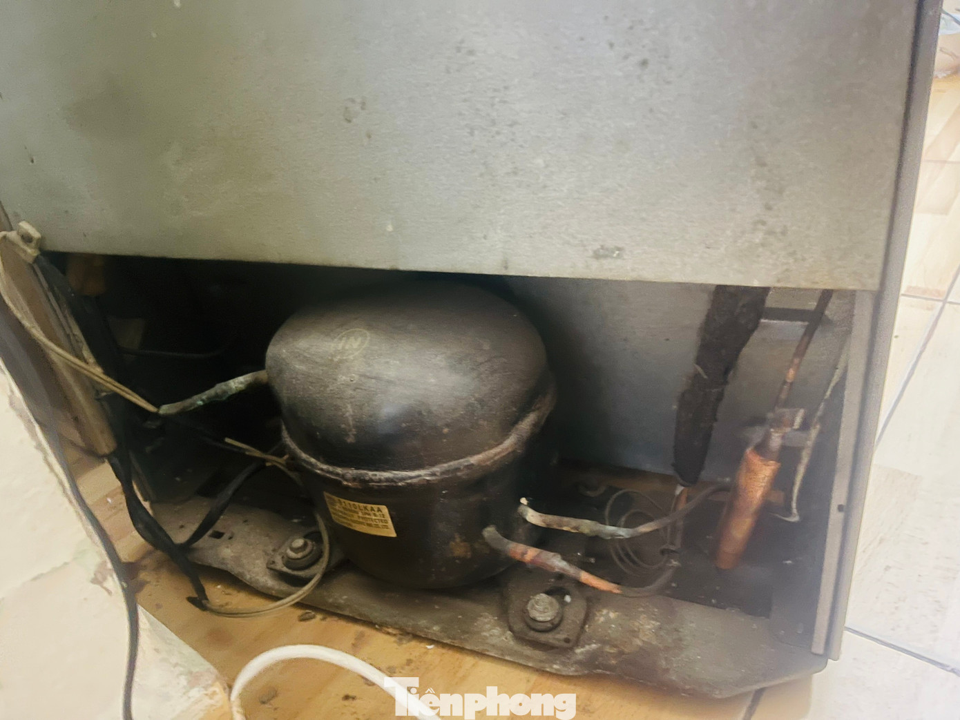 Tránh đặt tủ quá sát tường, gần các thiết bị phát nhiệt như lò vi sóng, bếp gas… và không đặt thiết bị điện lên trên tủ.