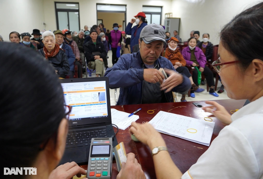 Người dân nhận lương hưu hằng tháng (Ảnh: Hoa Lê). Người dân nhận lương hưu hằng tháng (Ảnh: Hoa Lê).