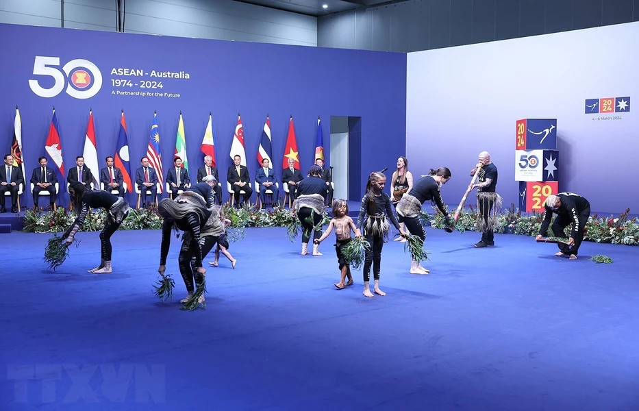 Biểu diễn điệu nhảy truyền thống Australia tại lễ chúc phúc các Trưởng đoàn tham dự Hội nghị Cấp cao Đặc biệt kỷ niệm 50 năm quan hệ ASEAN - Austraylia. (Ảnh: Dương Giang/TTXVN).