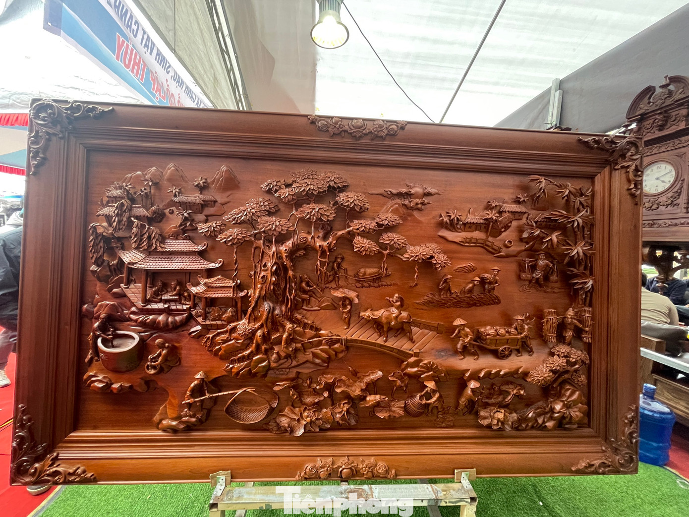 Tranh gỗ của nghệ nhân Bùi Bá Trọng (Thôn 8, Canh Nậu, Thạch Thất". Tranh gỗ của nghệ nhân Bùi Bá Trọng (Thôn 8, Canh Nậu, Thạch Thất".