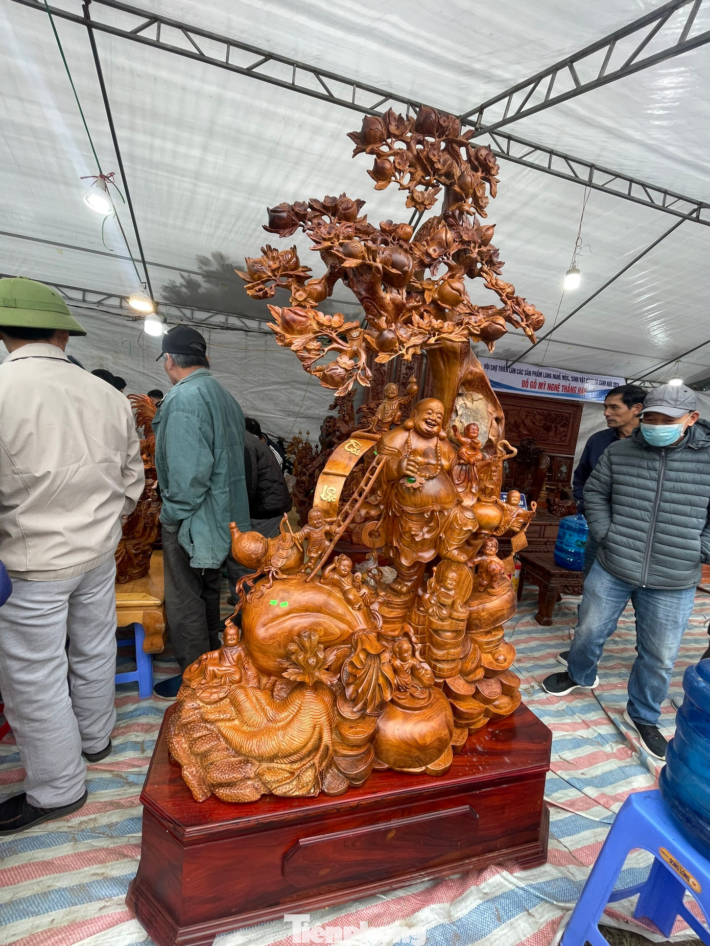 Tác phẩm Di lặc ngũ phúc bên gốc đào, củ sâm, bao tiền và gậy như ý bằng gỗ hương nguyên khối được công khai có giá gần trăm triệu đồng tại triển lãm. Tác phẩm Di lặc ngũ phúc bên gốc đào, củ sâm, bao tiền và gậy như ý bằng gỗ hương nguyên khối được công khai có giá gần trăm triệu đồng tại triển lãm.