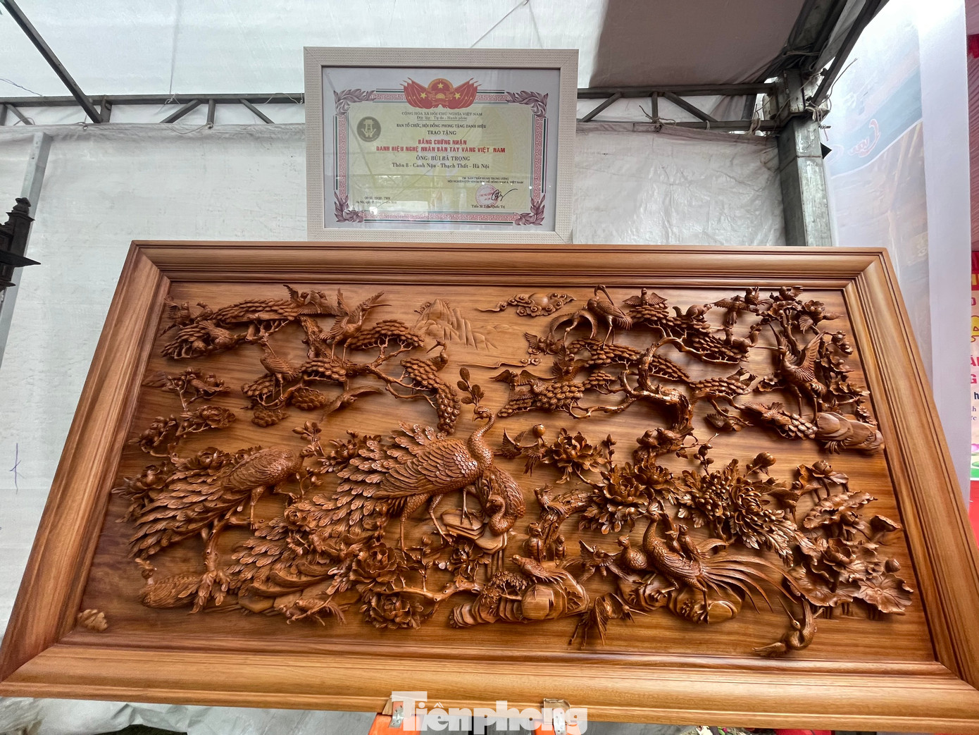 Tranh gỗ của nghệ nhân Bùi Bá Trọng (Thôn 8, Canh Nậu, Thạch Thất". Tranh gỗ của nghệ nhân Bùi Bá Trọng (Thôn 8, Canh Nậu, Thạch Thất".