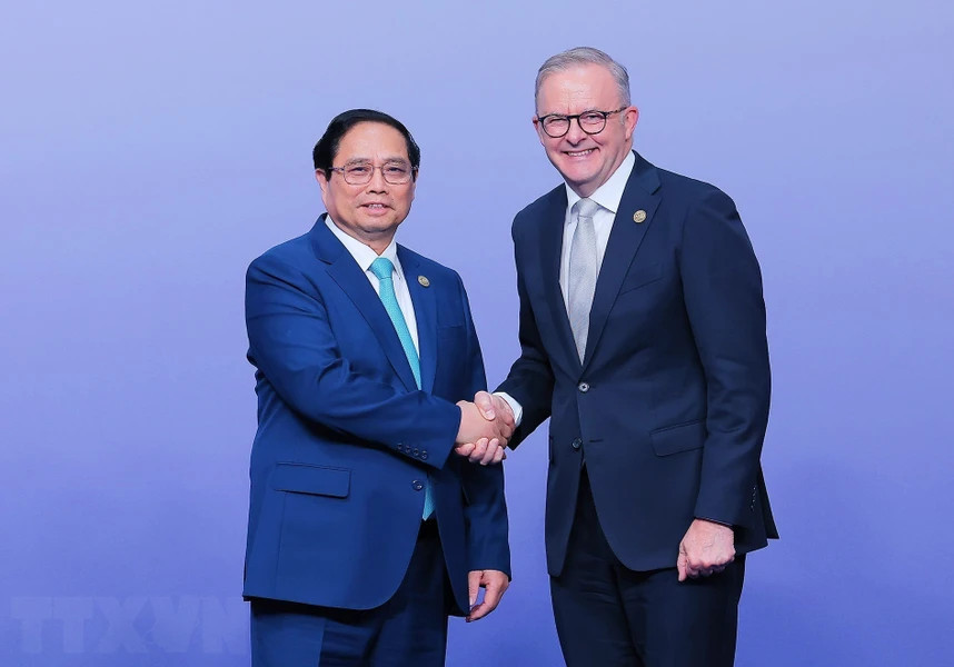 Thủ tướng Australia Anthony Albanese đón Thủ tướng Phạm Minh Chính. (Ảnh: Dương Giang/TTXVN).