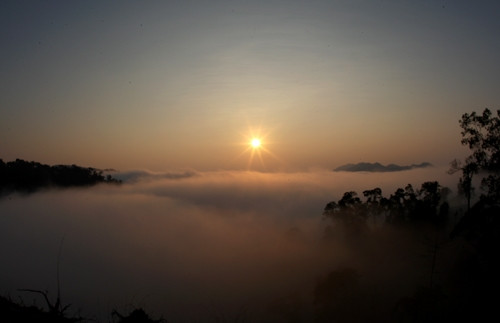 Bình minh trên đỉnh Trường Sơn. Vẻ đẹp “Sơn thuỷ hữu tình” như trong tranh