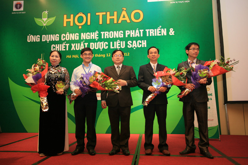 Ông Lê Xuân Sơn, Tổng Biên tập báo Tiền Phong trao kỉ niệm chương cho các đại biểu