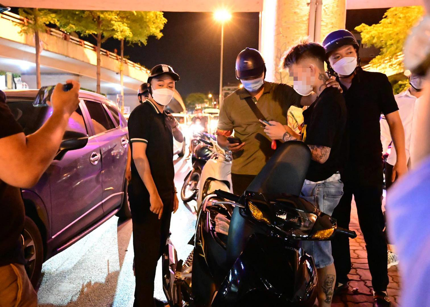 Tổ công tác dừng kiểm tra các trường hợp thanh niên lạng lách, đánh võng trên đường. Tổ công tác dừng kiểm tra các trường hợp thanh niên lạng lách, đánh võng trên đường.