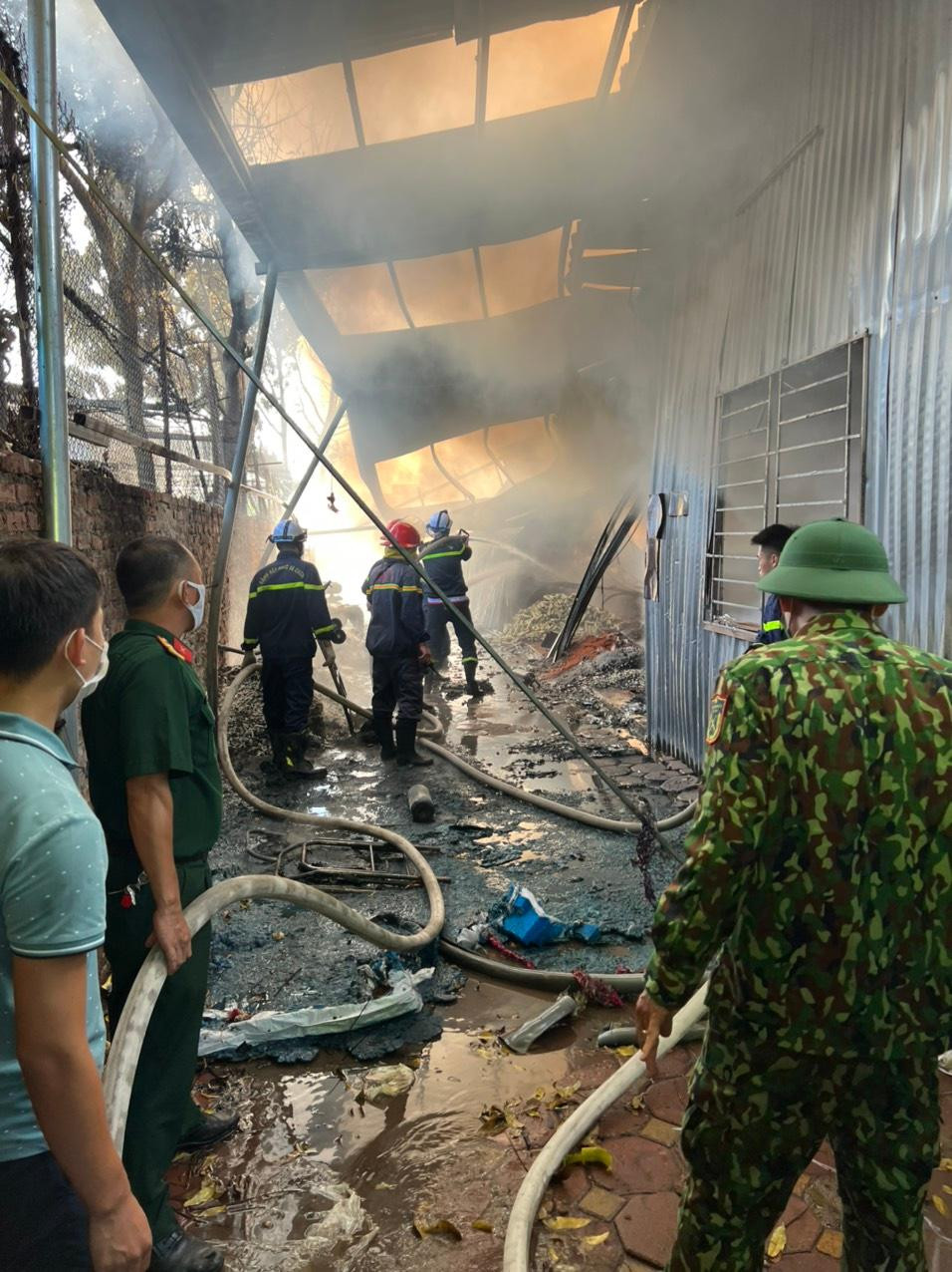 Lực lượng chức năng chữa cháy.