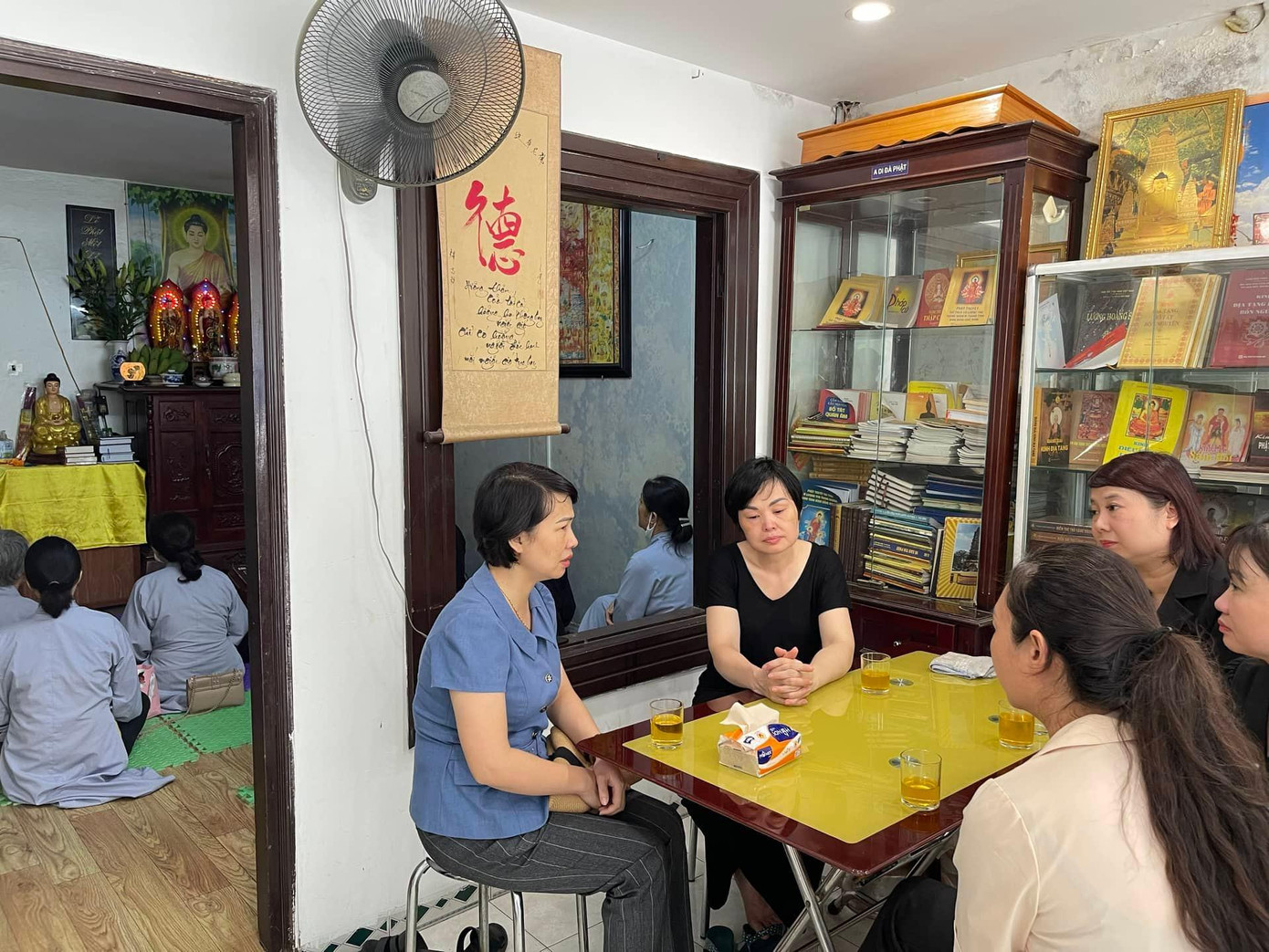 Người dân đến chia sẻ nỗi buồn cùng gia đình. Ảnh: Trọng Tài. Người dân đến chia sẻ nỗi buồn cùng gia đình. Ảnh: Trọng Tài.