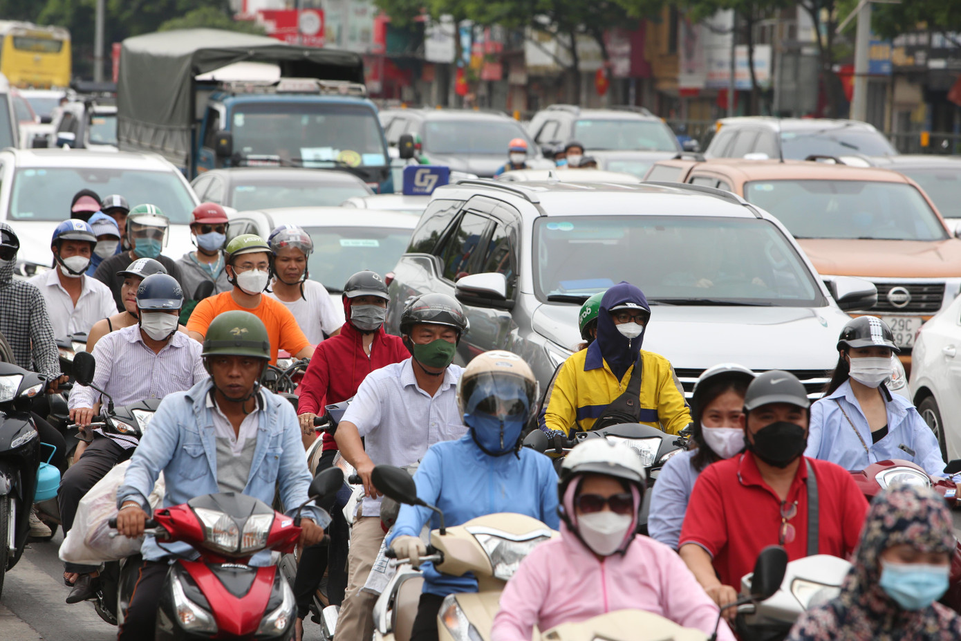 Lượng phương tiện di chuyển ra khỏi thành phố bắt đầu tăng cao. Lượng phương tiện di chuyển ra khỏi thành phố bắt đầu tăng cao.