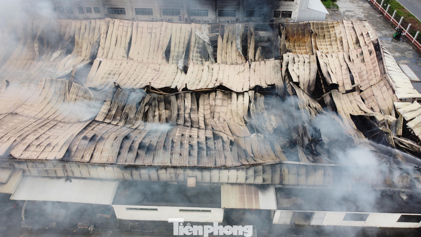 Trước đó, sáng sớm 8/8, lực lượng chức năng nhận được tin báo cháy tại khu vực nhà xưởng công ty trên và huy động các đơn vị chữa cháy Mê Linh và các quận, huyện lân cận, lực lượng PCCC Hà Nội chi viện chữa cháy. Vụ cháy thiêu rụi toàn bộ tài sản bên trong nhà xưởng.