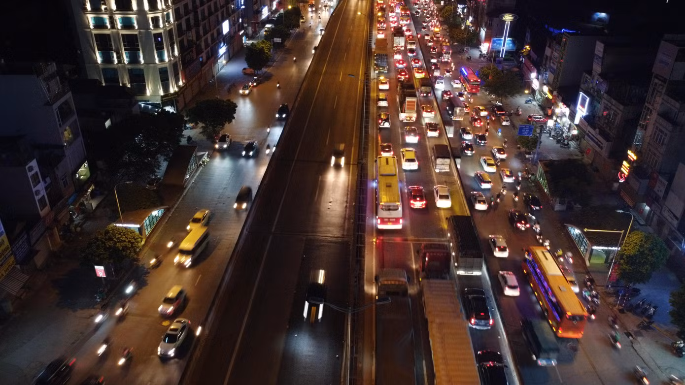 Giao thông ùn dài trên đường Vành đai 3 trên cao đêm 31/8. Giao thông ùn dài trên đường Vành đai 3 trên cao đêm 31/8.