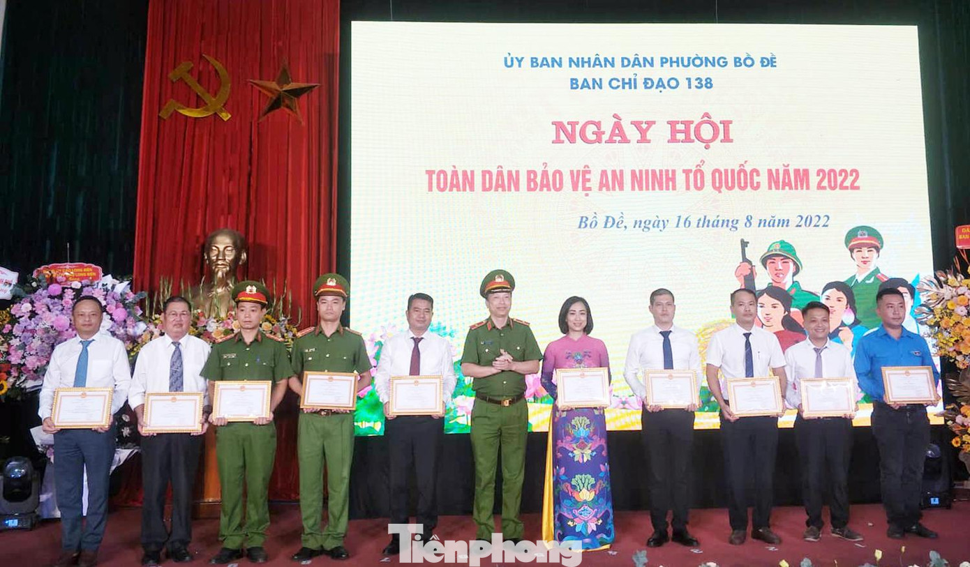 Thiếu tướng Nguyễn Hồng Ky - Phó Giám đốc CATP Hà Nội trao khen thưởng của Giám đốc CATP cho các tập thể, cá nhân.