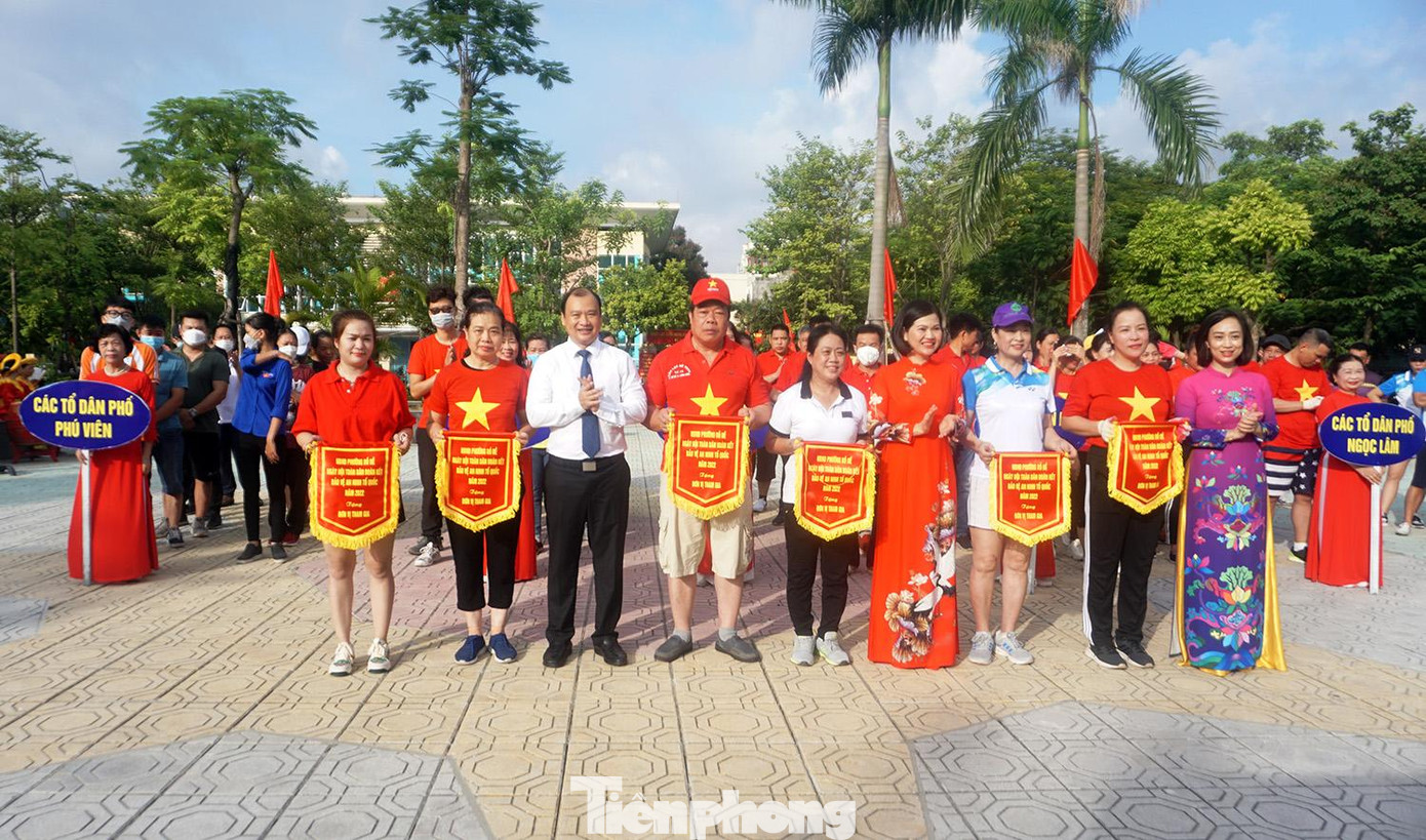 Trong sáng cùng ngày, các đại biểu tham dự ngày hội thể dục thể thao với nội dung kéo co tại vườn hoa đối diện Trung tâm văn hóa phường.