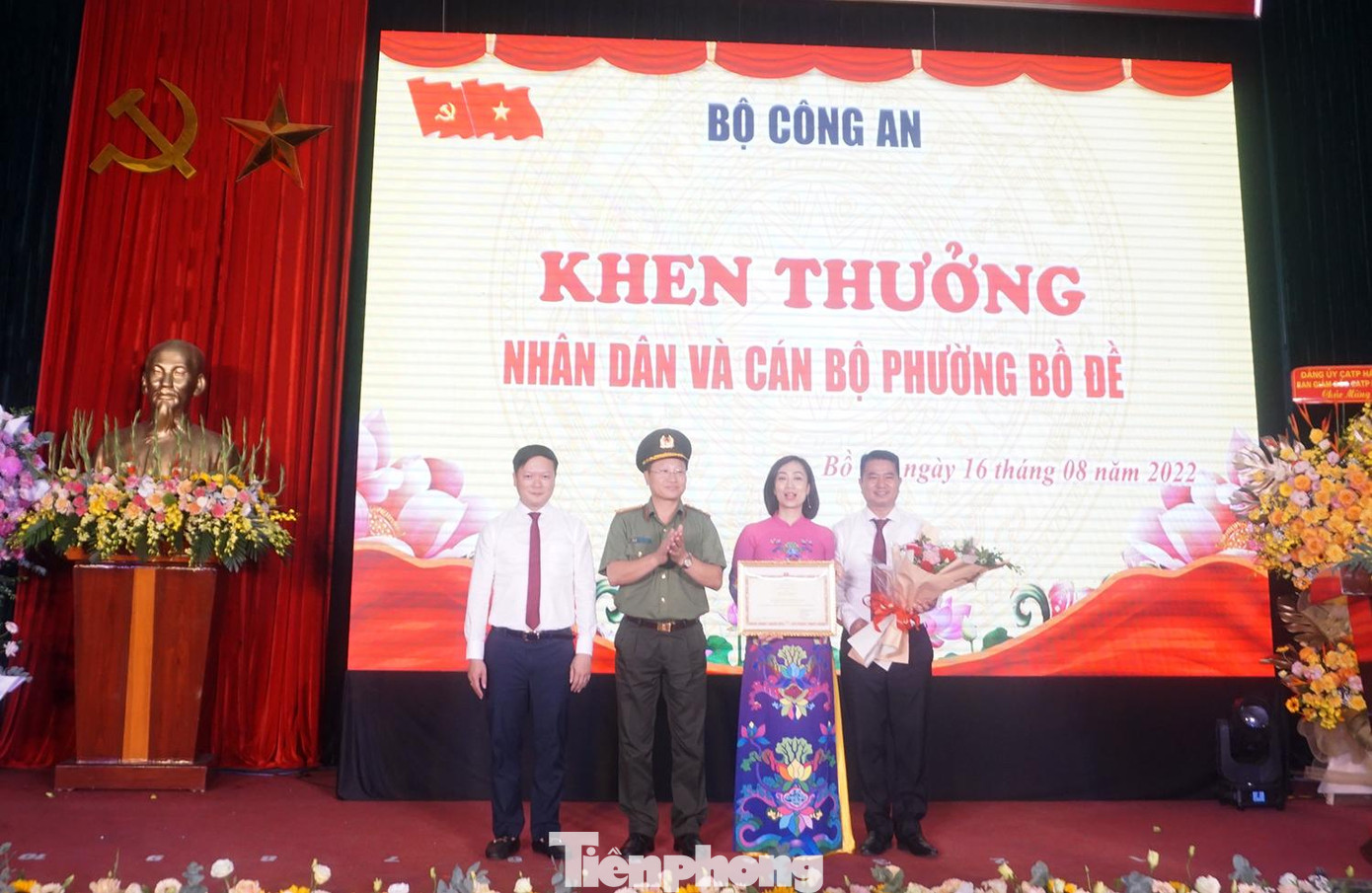 Đại tá Nguyễn Thanh Bình - Phó Cục trưởng Cục Xây dựng phong trào bảo vệ an ninh Tổ quốc trao Bằng khen của Bộ trưởng Bộ Công an cho nhân dân và chính quyền phường Bồ Đề.