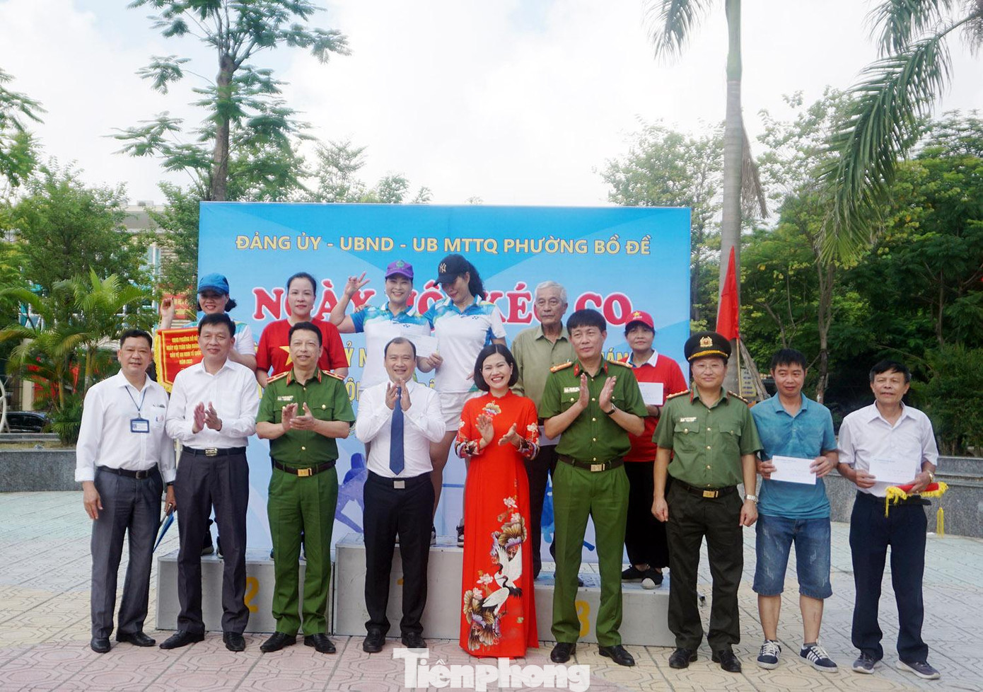 Các đại biểu chụp ảnh lưu niệm cùng các đội đoạt giải.