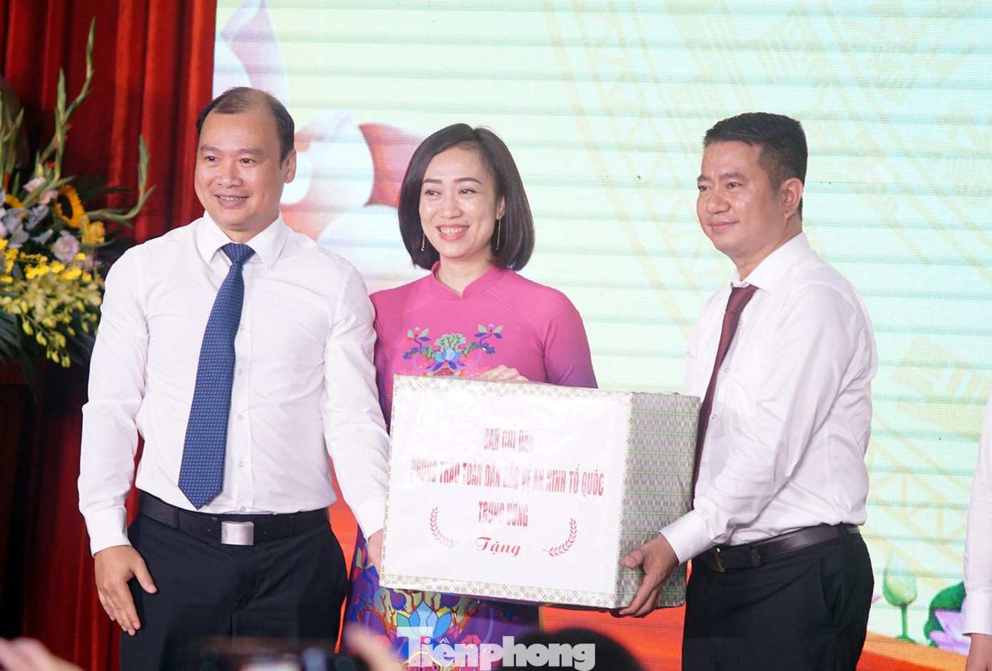 Ông Lê Hải Bình, Phó Trưởng ban Tuyên giáo Trung ương trao quà chúc mừng nhân dân và cán bộ phường Bồ Đề.