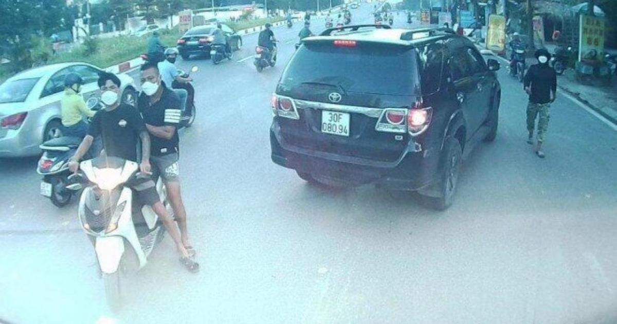 Nhóm đối tượng mang theo hung khí chặn đường xe tải đập phá. Ảnh cắt từ clip. Nhóm đối tượng mang theo hung khí chặn đường xe tải đập phá. Ảnh cắt từ clip.