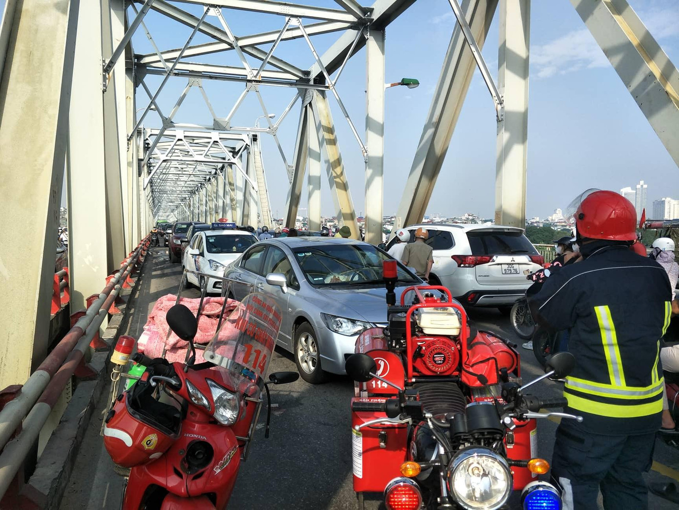 Giao thông ùn dài theo cả 2 hướng. Ảnh: Thanh Hà Giao thông ùn dài theo cả 2 hướng. Ảnh: Thanh Hà