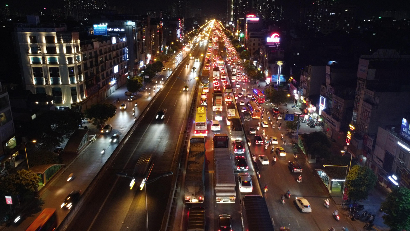 Ô tô dàn thành 3 hàng trên đường trên cao và khoảng cách giữa các xe chỉ hơn 1m. Ô tô dàn thành 3 hàng trên đường trên cao và khoảng cách giữa các xe chỉ hơn 1m.