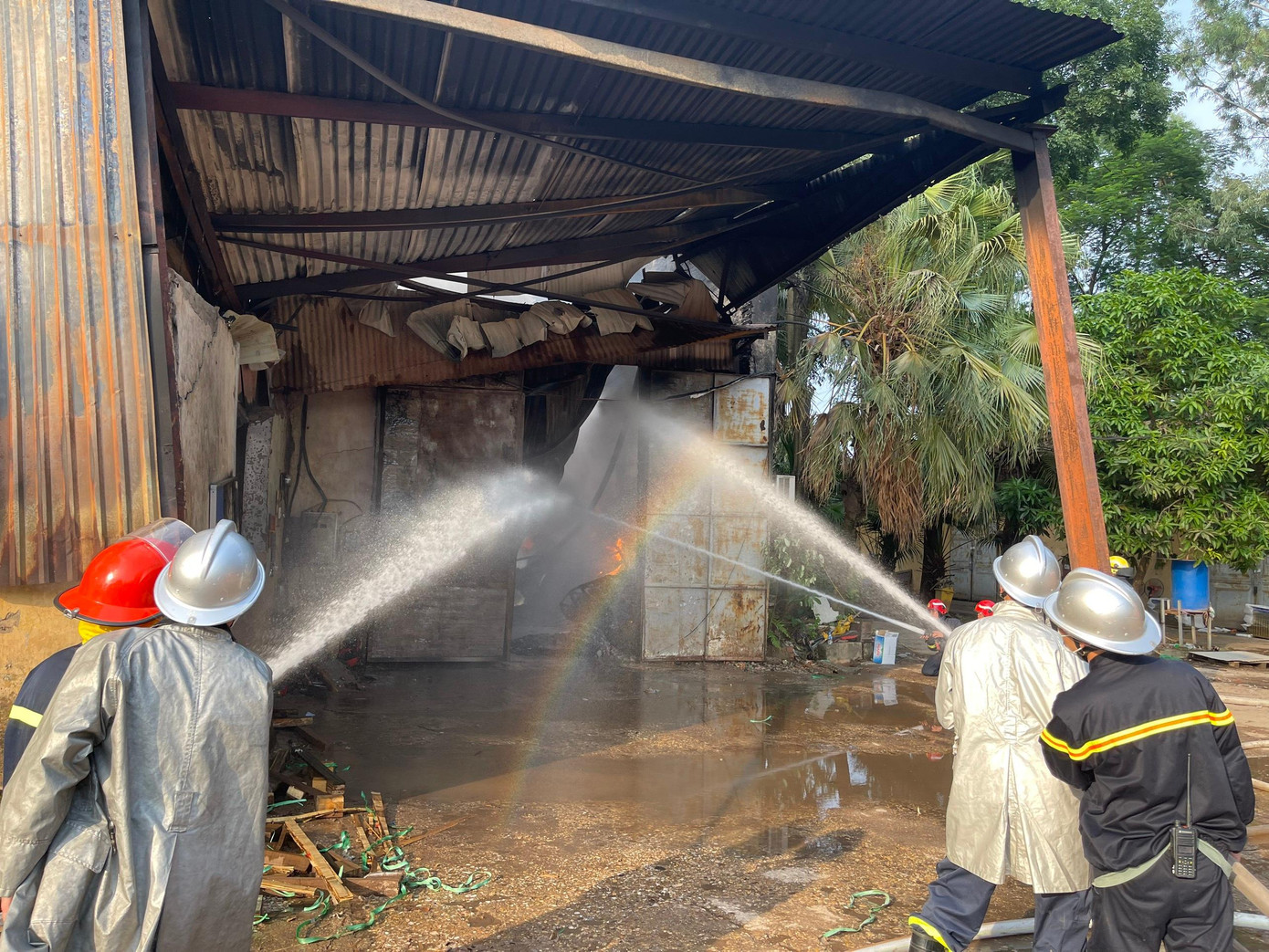 Lực lượng chữa cháy triển khai các mũi dập lửa. Lực lượng chữa cháy triển khai các mũi dập lửa.