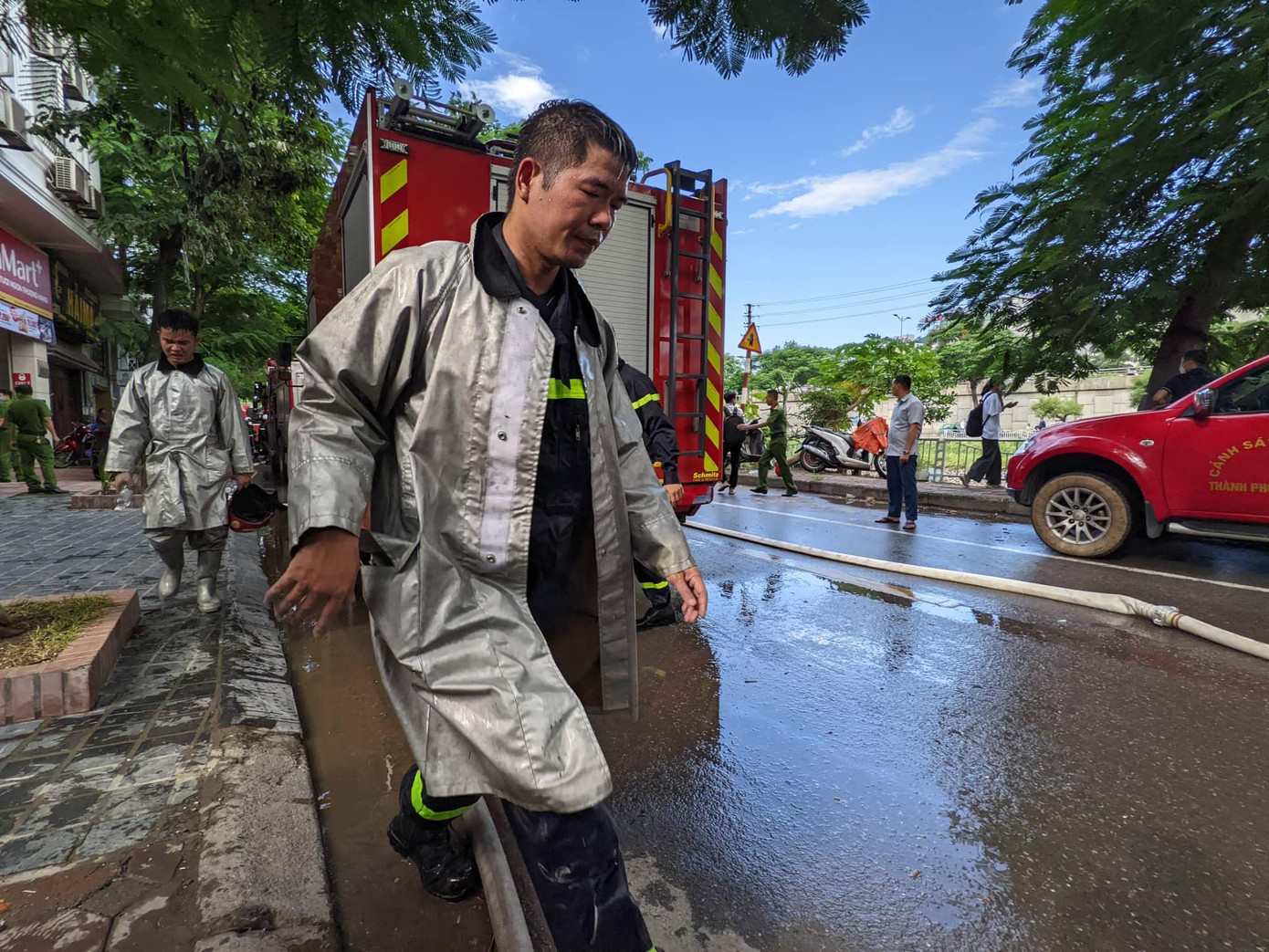 Cán bộ PCCC làm nhiệm vụ tại hiện trường.