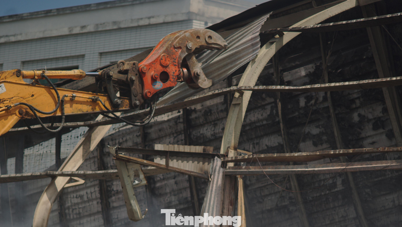 Máy móc được huy động để phá mái tôn, khung sắt.