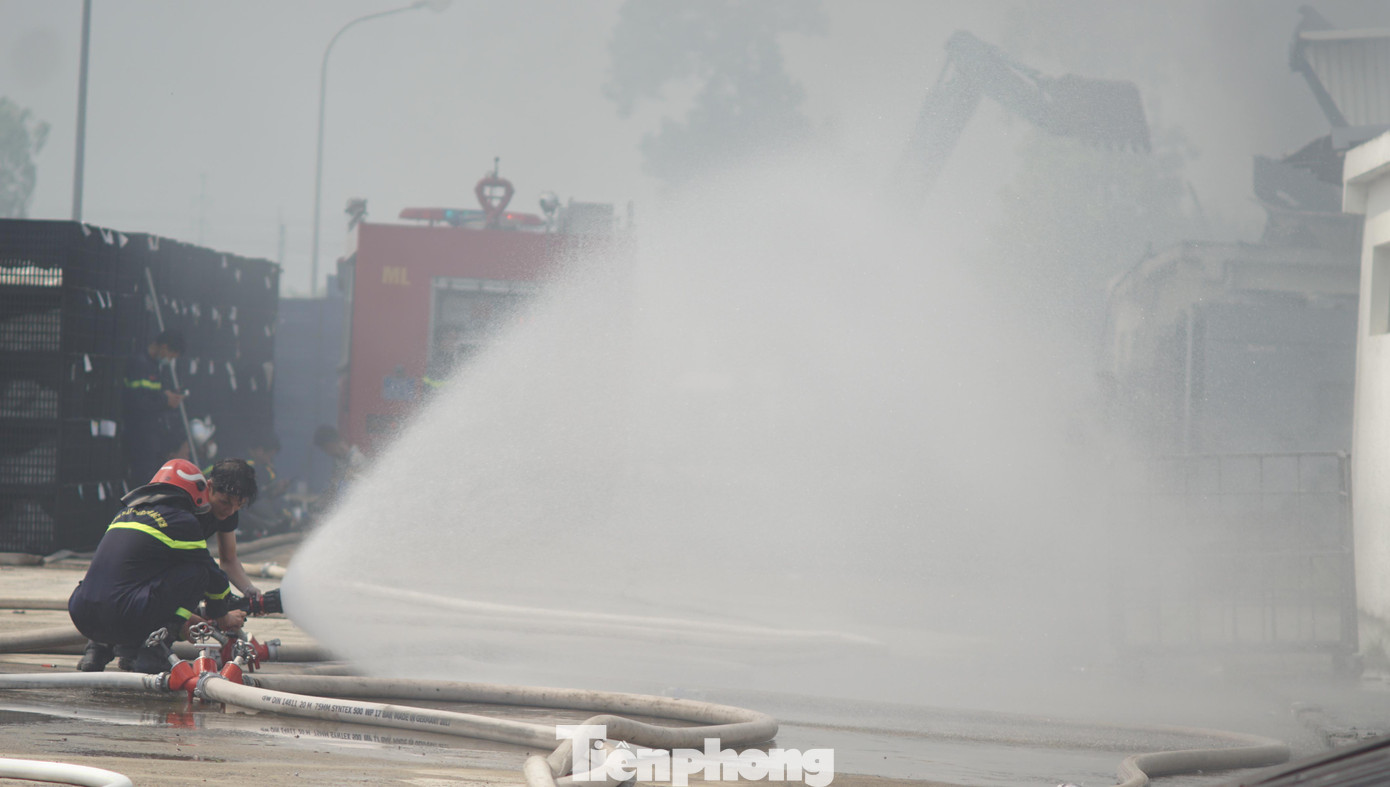 Cảnh sát PCCC triển khai nhiều mũi chữa cháy xung quanh nhà xưởng.