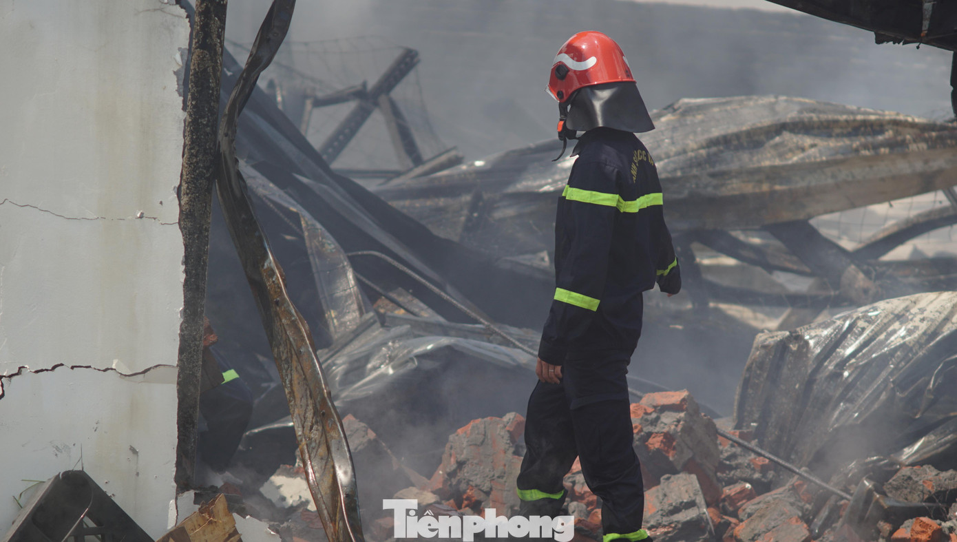 Toàn bộ nhà xưởng bị cháy rụi, mái tôn đổ sập.