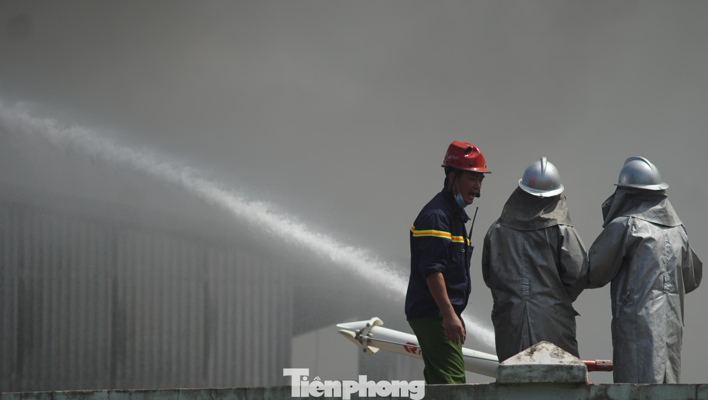Lực lượng chữa cháy dùng nước xung quanh khu công nghiệp chữa cháy.