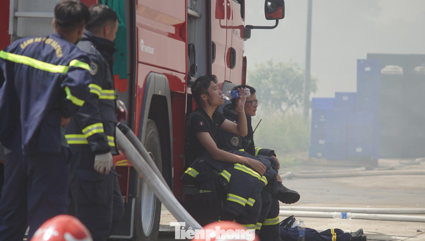 Nhiều cán bộ, chiến sĩ chữa cháy mệt nhoài sau nhiều giờ vật lộn với lửa.