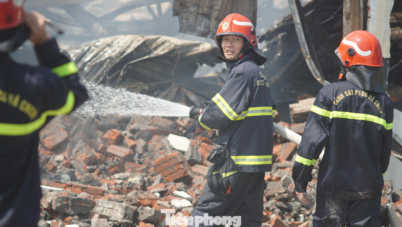 Theo một nguồn tin của PV, nhà xưởng xảy ra hoả hoạn là công ty nước ngoài. Diện tích cháy khoảng hơn 4.000m2.