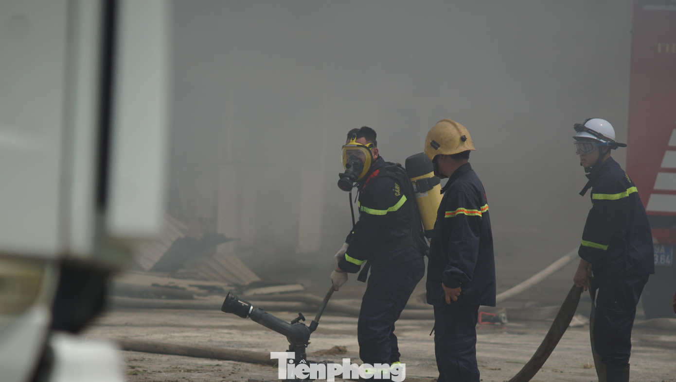Lực lượng chữa cháy đeo mặt nạ phòng độc, bình dưỡng khí tiếp cận hiện trường.